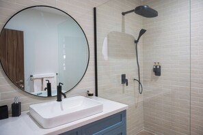 Ducha, artículos de tocador ecológicos, secador de pelo, batas