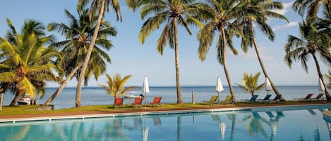 2 outdoor pools, pool loungers