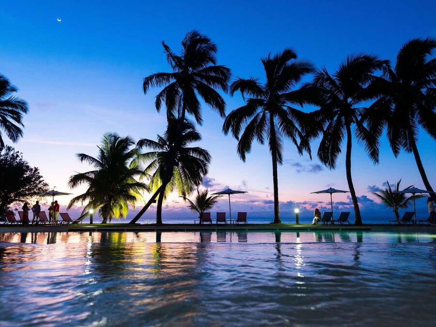 2 piscines extérieures, chaises longues