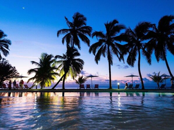 2 outdoor pools, pool loungers