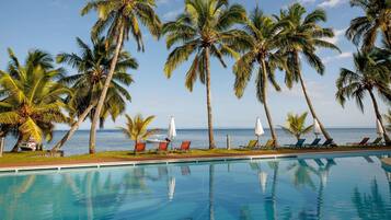 2 outdoor pools, pool loungers