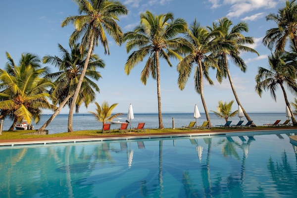 2 outdoor pools, pool loungers