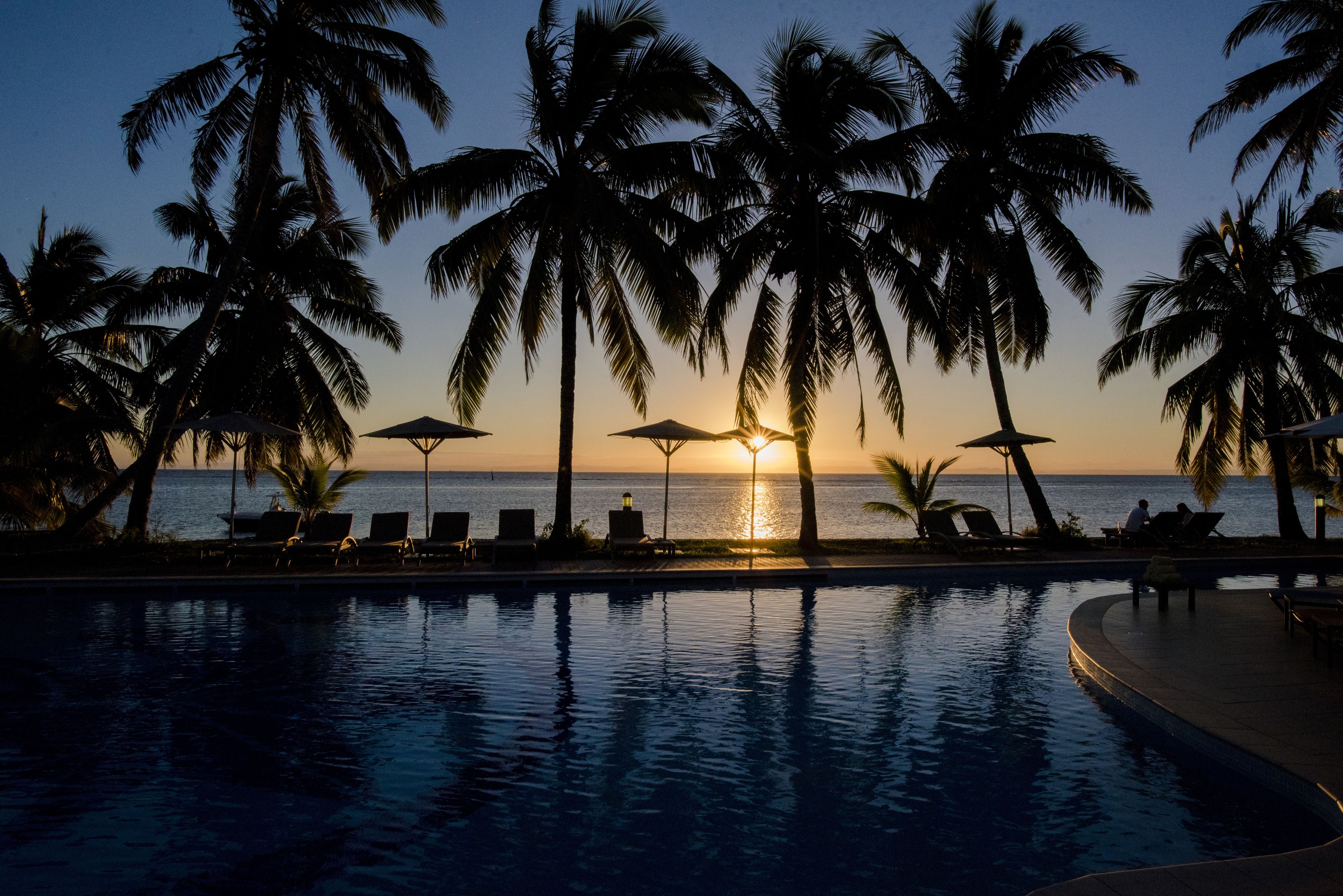 2 outdoor pools, pool loungers