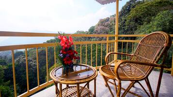 Habitación superior, 1 cama de matrimonio grande, vistas a la montaña | Caja fuerte, escritorio, sistema de insonorización