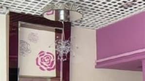 Un ascensor con un adorno de rosa, un letrero en pizarra y una pared morada.