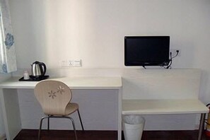 Room, 1 King Bed | Room amenity