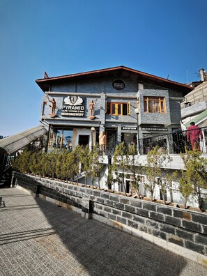 Vista frontal de la propiedad