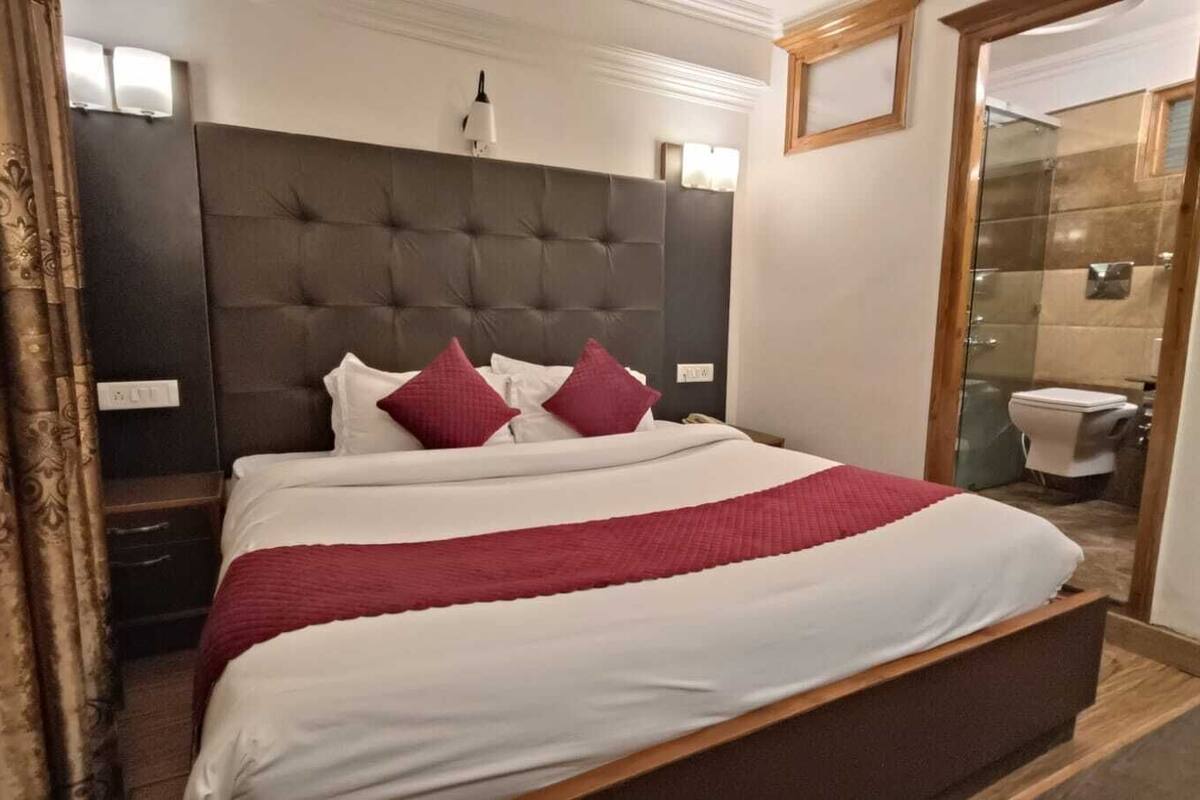 Desk, blackout drapes, WiFi (free), bed sheets