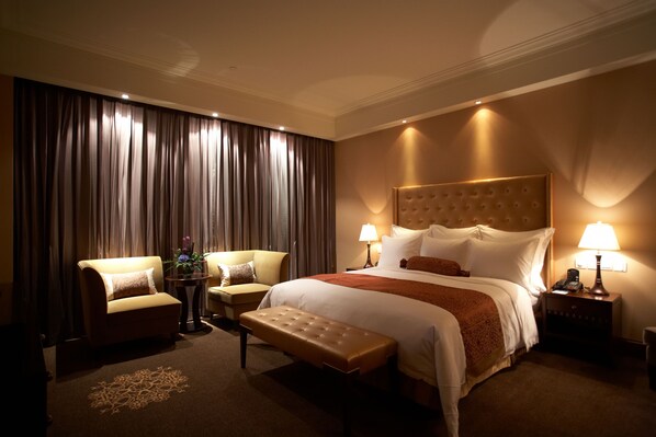 Quarto empresarial | Roupas de cama premium, edredons de pluma, camas Select Comfort