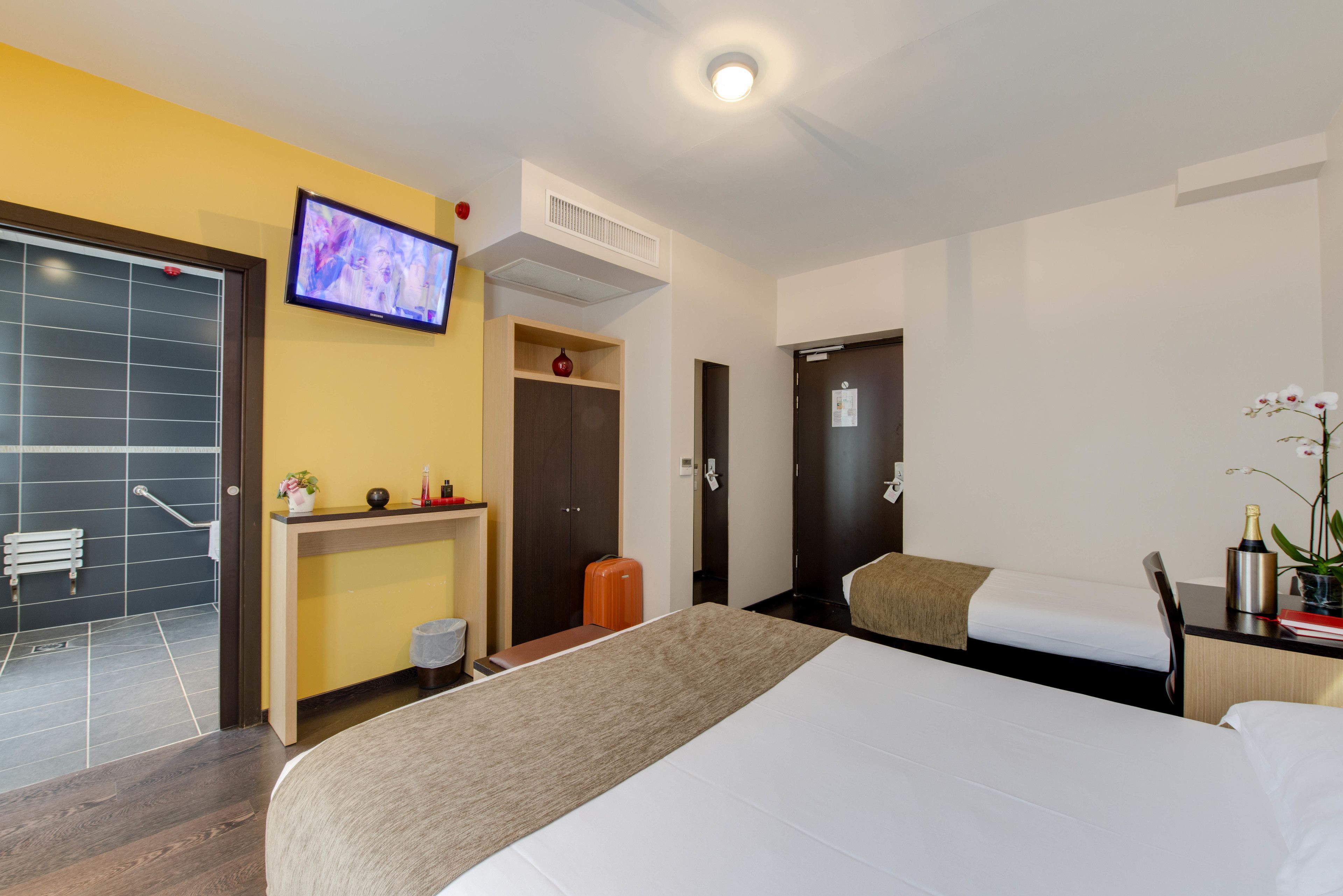 triple room | in-room safe, desk, soundproofing, iron/ironing board