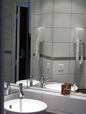 Badkamer met wastafel