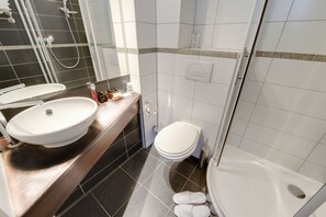 Ducha, artículos de tocador gratuitos, secador de pelo, toallas