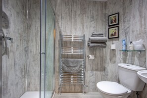 Suite Grand | Bany | Dutxa, assecador de cabells, barnussos i tovalloles 