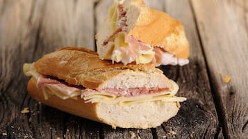 Un sandwich coupé en deux sur une surface en bois.