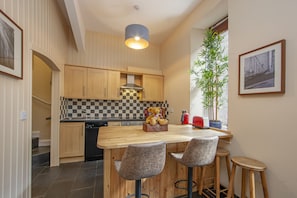 Grand Suite | Private kitchen | Mini-fridge, dining tables - Knap Guest House (Tarbert)