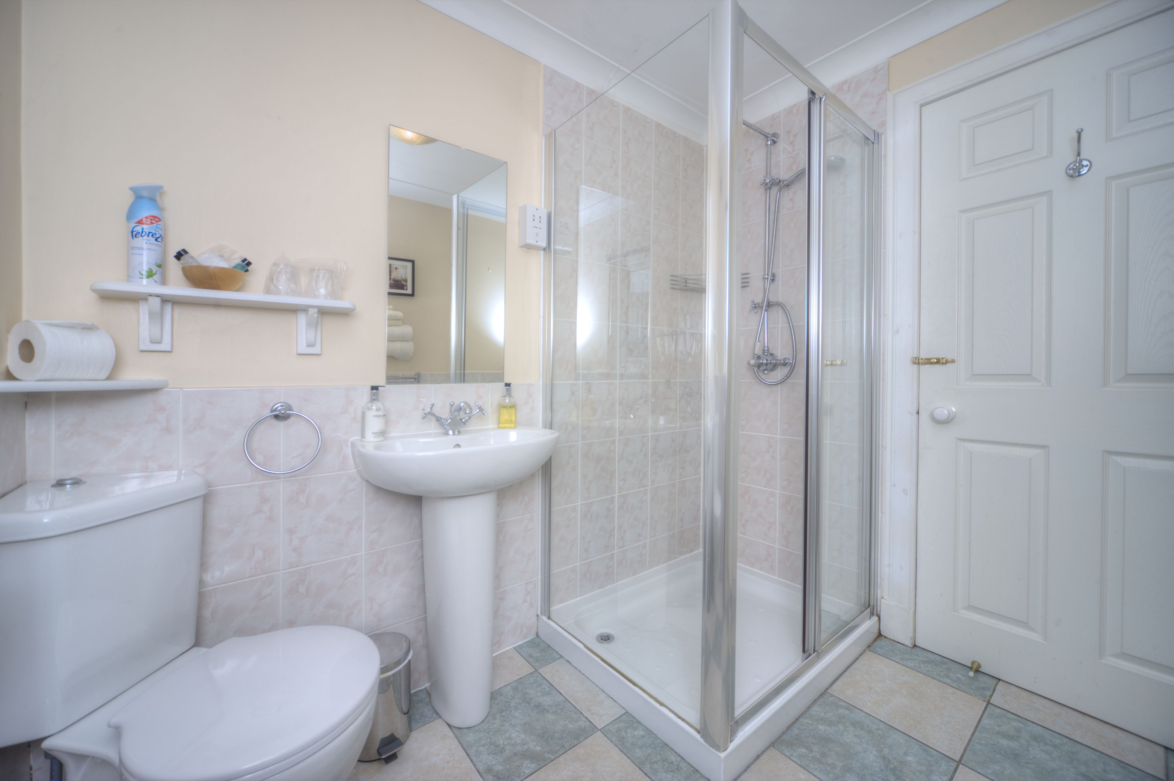 Ein Badezimmer mit Toilette, Waschbecken und einer Duschkabine.