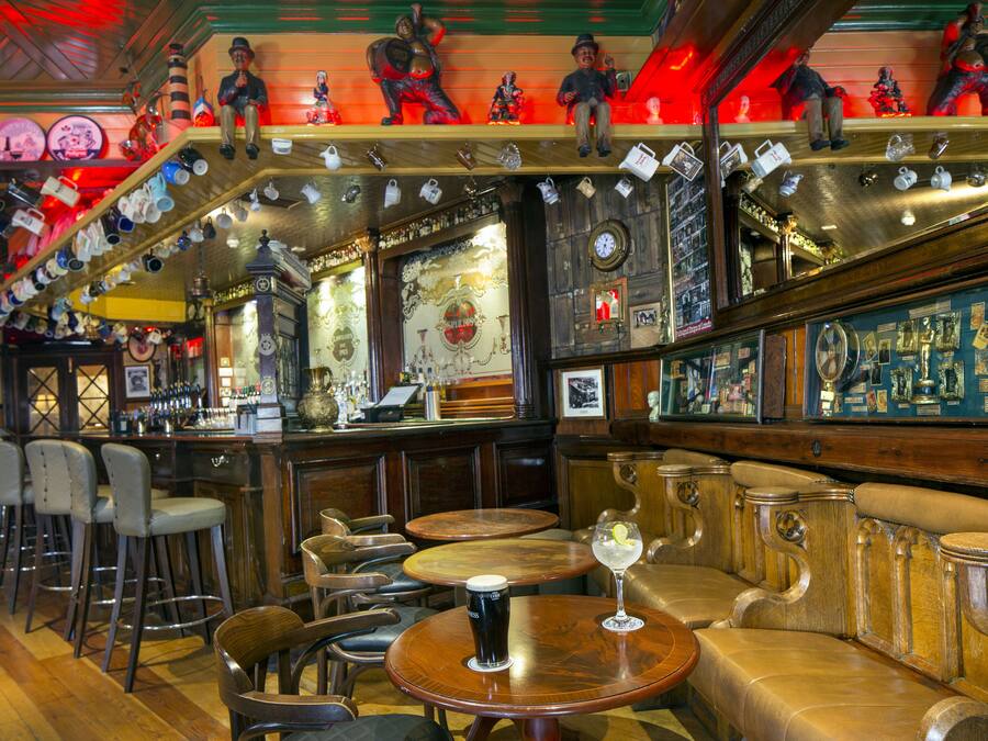 Un bar con muebles de madera, un reloj y diversas decoraciones.
