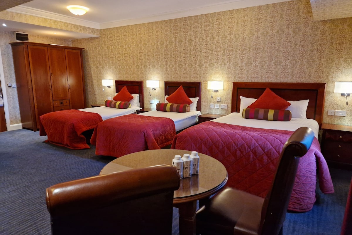 classic triple room, multiple beds, non smoking, ensuite | premium bedding, in-room safe, individually furnished, desk
