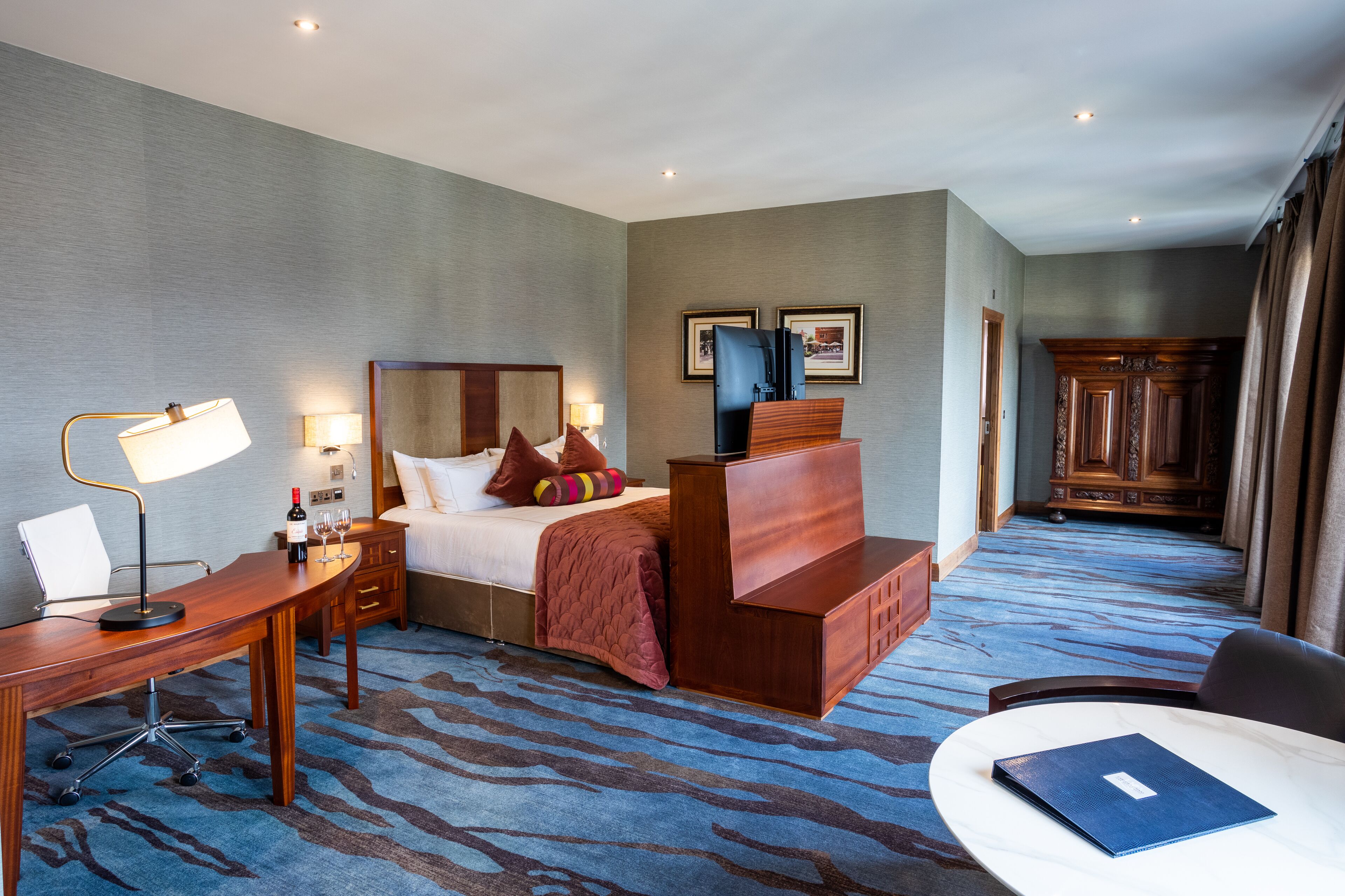 superior double room, 1 king bed, non smoking, ensuite | premium bedding, in-room safe, individually furnished, desk