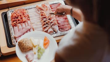 Café da manhã com buffet todos os dias mediante uma taxa