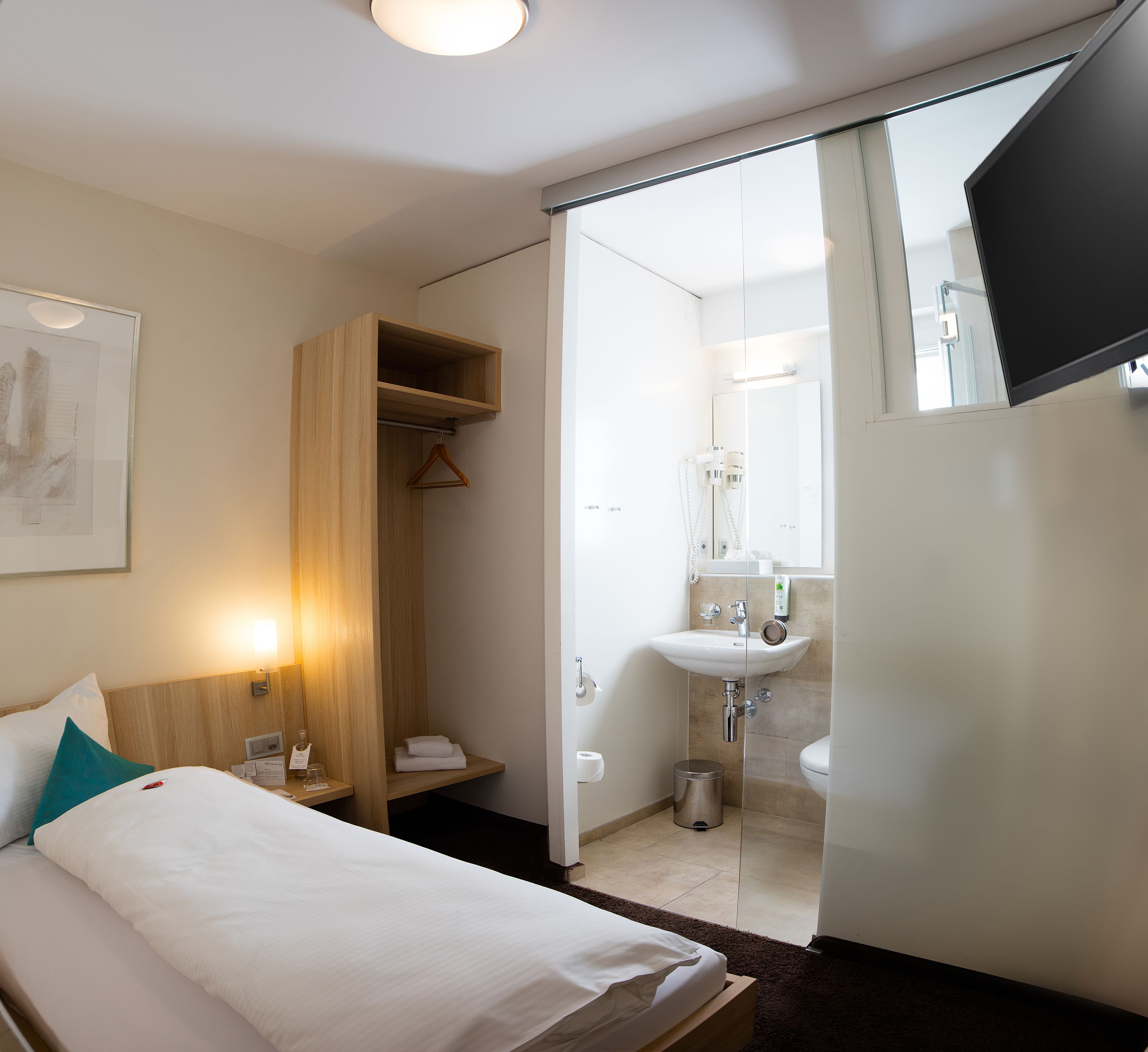 客房内保险箱、隔音、免费 WiFi、床单