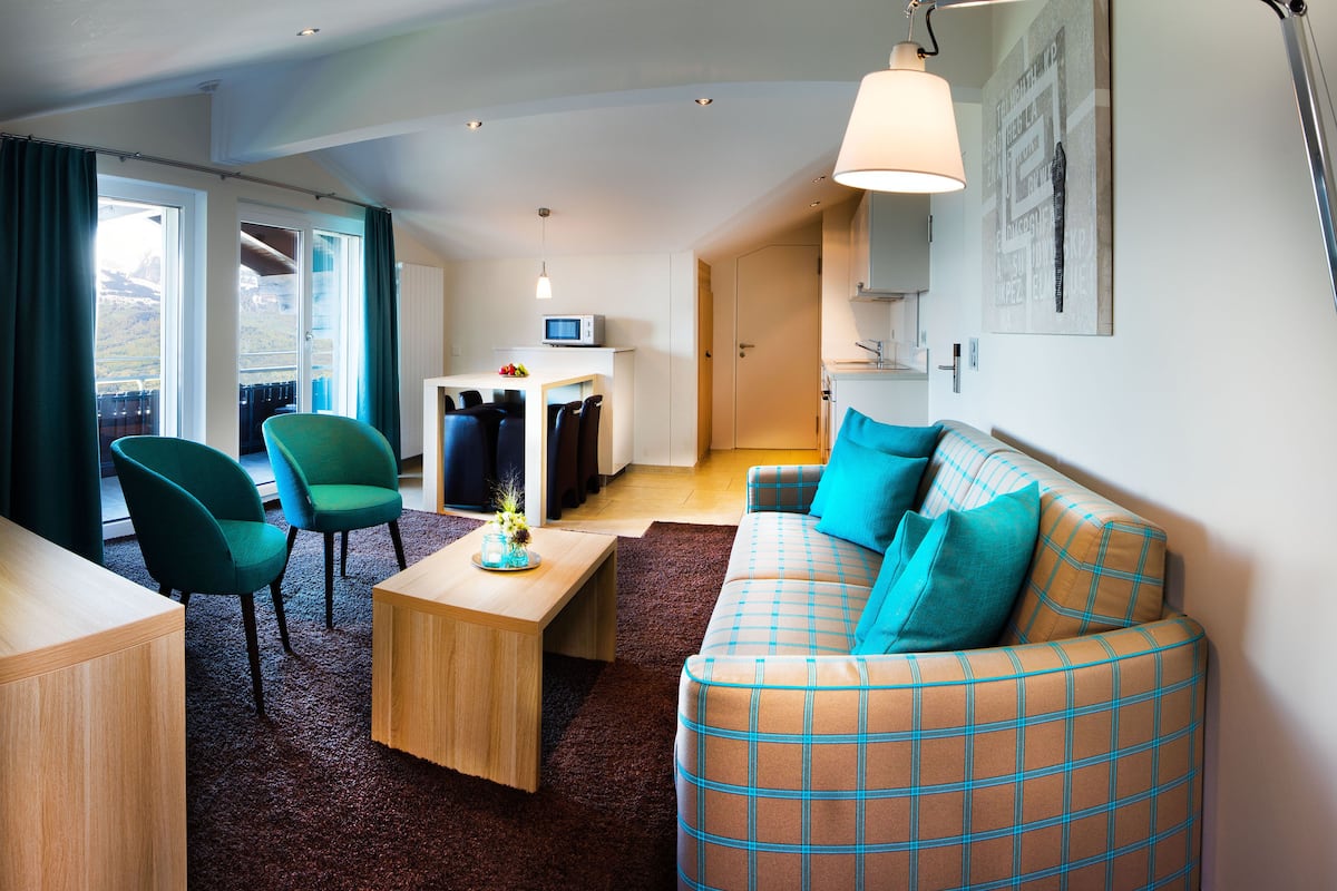 standard suite | living area | flat-screen tv