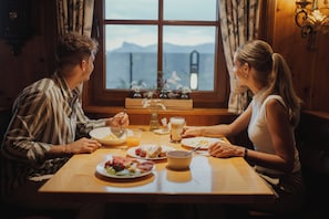 Frukostbuffé varje dag (CHF 10.00 per person)