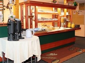 Petit déjeuner buffet (06.50 EUR par personne)