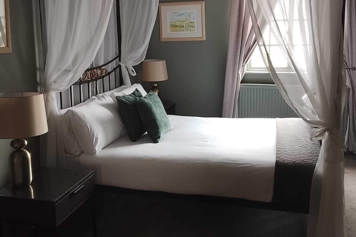 Superior Double Room | In-room safe, iron/ironing board (on request), WiFi (free), bed sheets