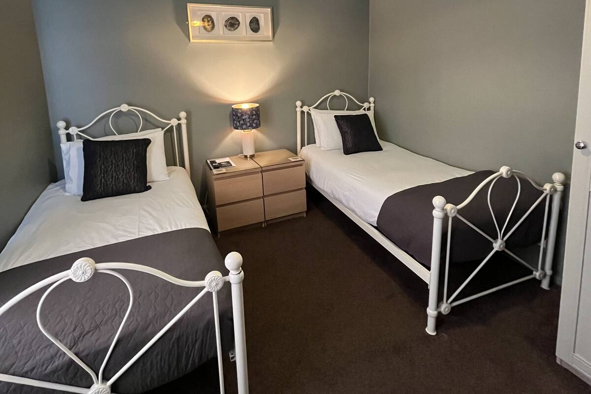 Twin Room | In-room safe, iron/ironing board (on request), WiFi (free), bed sheets
