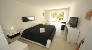 Superior Room | Minibar, in-room safe, desk, blackout drapes