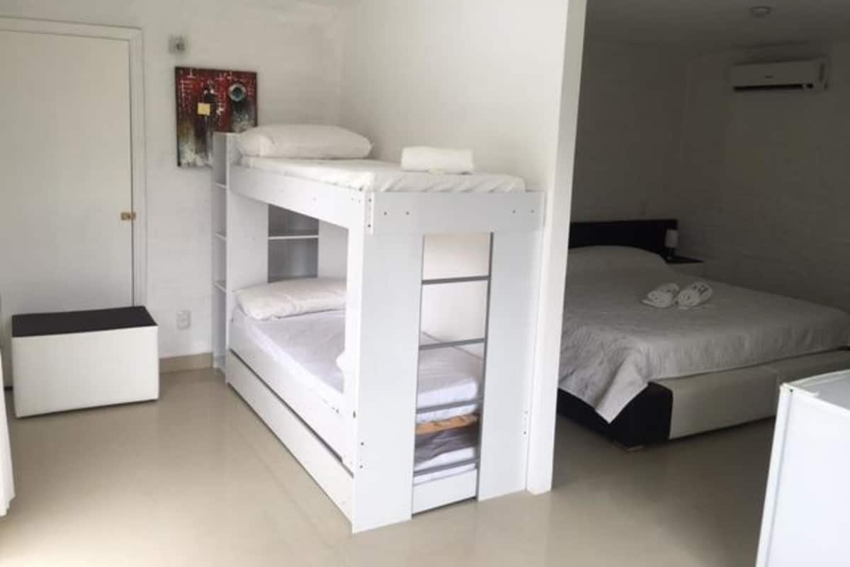 Bar mini, peti besi dalam bilik, meja, langsir/tirai gelap terus 