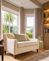 Caja de seguridad en la habitación y escritorio