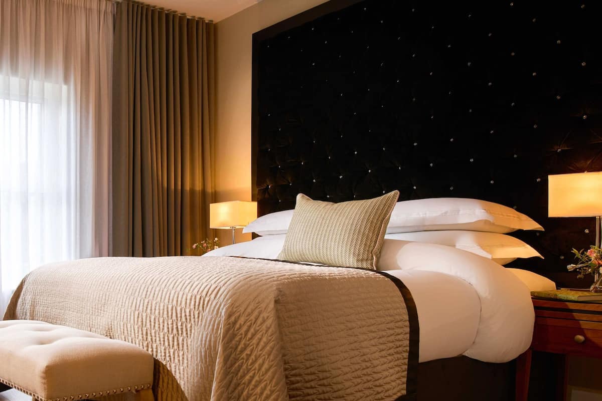 Chambre Deluxe double ou avec lits jumeaux | Coffre-fort, bureau, système d’insonorisation, lit de bébé (gratuit)