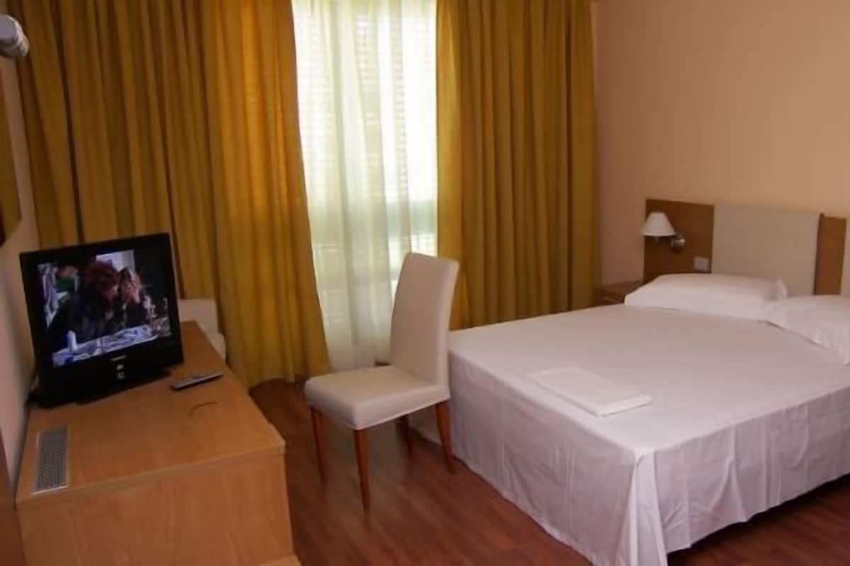 Frigobar, cofres nos quartos, escrivaninha, quartos à prova de som
