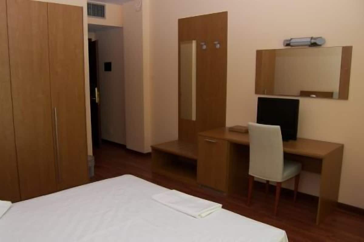 Frigobar, cofres nos quartos, escrivaninha, quartos à prova de som
