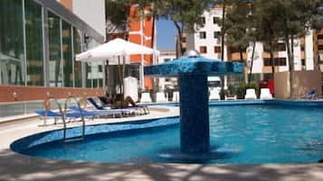 Una piscina al aire libre de temporada