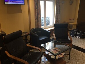 Coin salon dans le hall