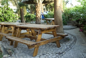 Outdoor dining - Arava Hostel (Eilat)