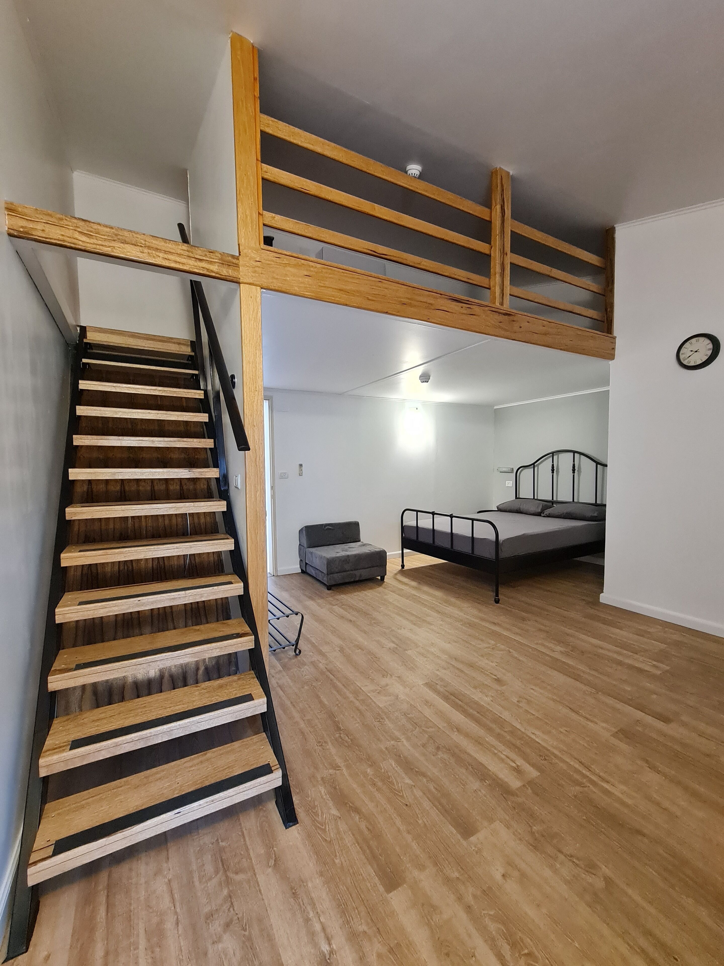 Suite Galeri | Brankas, tirai kedap cahaya, setrika/meja setrika, dan Wi-Fi gratis