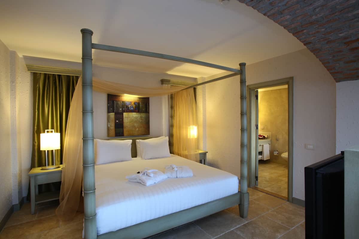 Luxe kamer | Luxe beddengoed, een minibar, een kluis op de kamer, een bureau