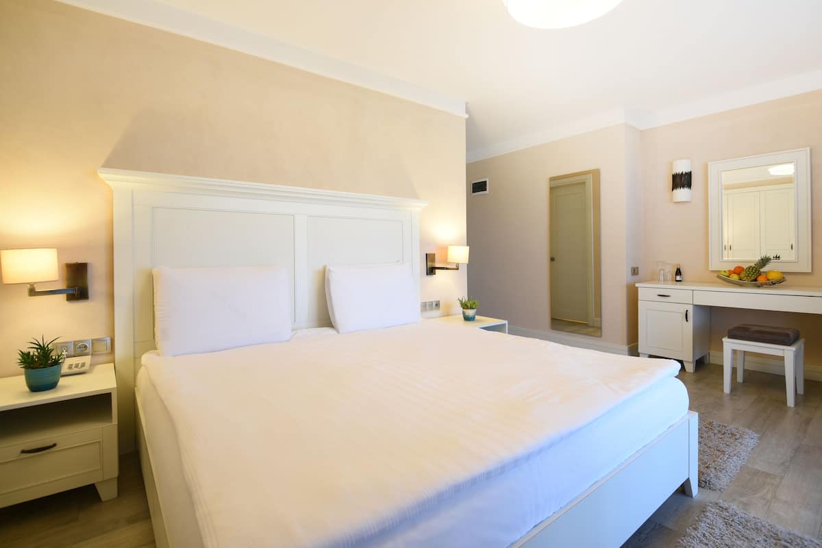 Luxe beddengoed, een minibar, een kluis op de kamer, een bureau