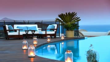 Außenpool, Sonnenschirme, Liegestühle