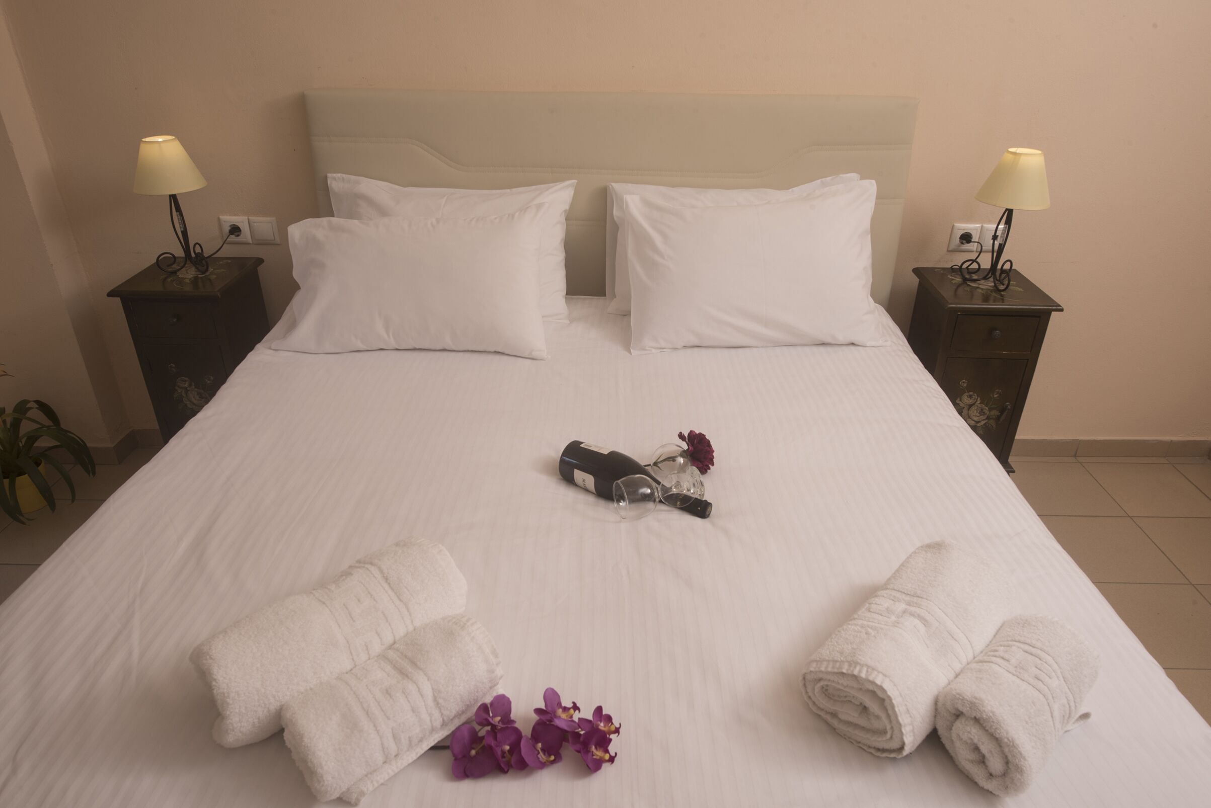 standard double room | in-room safe, desk, blackout curtains, soundproofing