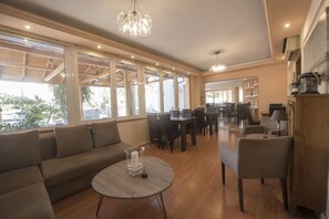 Lobby sitting area - Filoxenia (Volos)