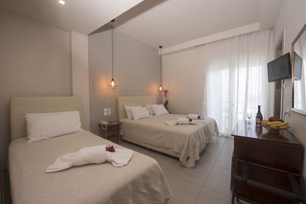 خزنة داخل الغرفة ومكتب وستائر تعتيم وتجهيزات عازلة للصوت