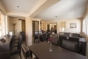 بوفيه فطور يوميًا بتكلفة قدرها (6 EUR للشخص)