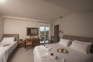 In-room safe, desk, blackout drapes, soundproofing - Filoxenia (Volos)