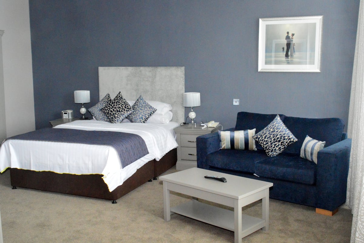 junior suite, 1 bedroom, sea view, sea facing | 1 bedroom, in-room safe, individually decorated, individually furnished