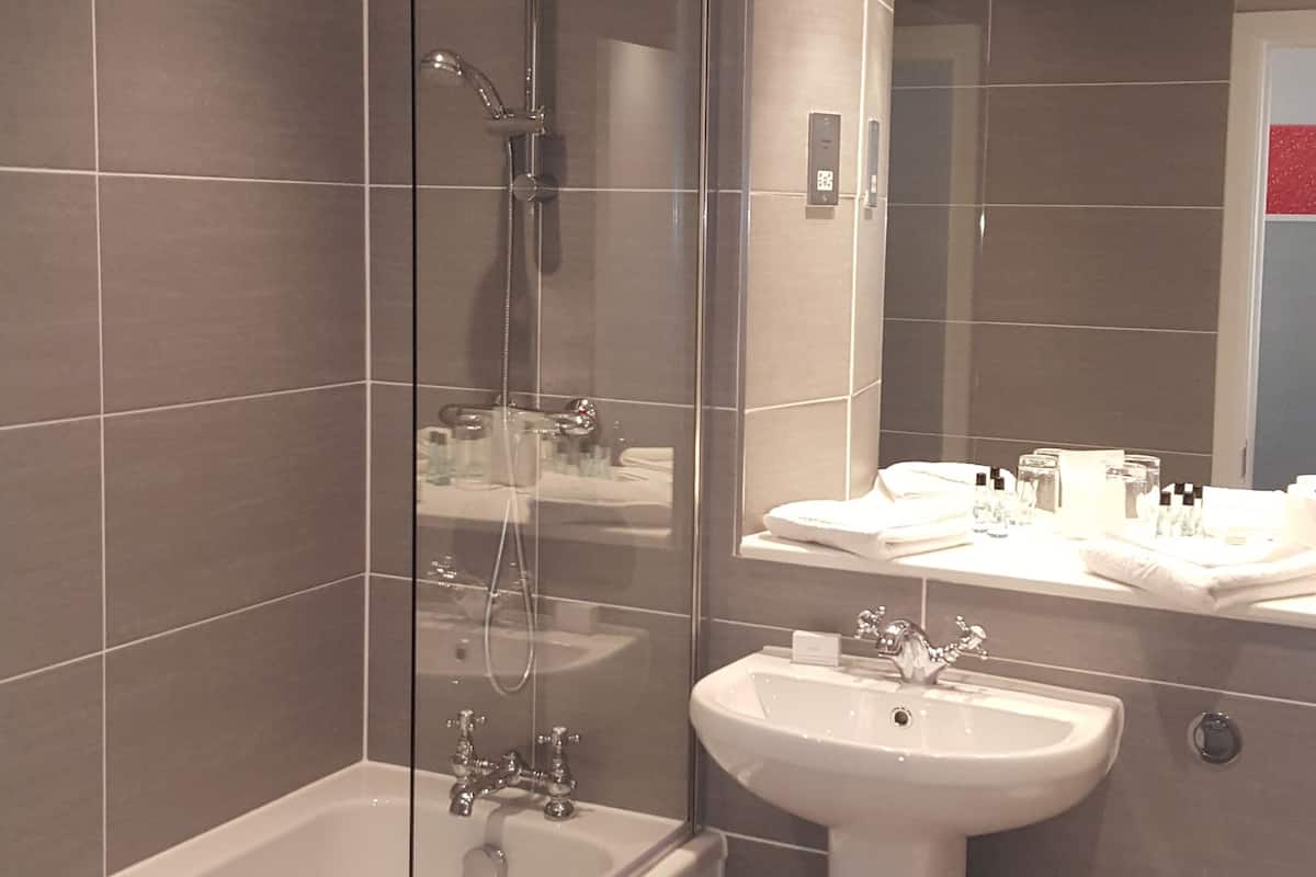 family room, sea view | bathroom | free toiletries, towels, soap, shampoo